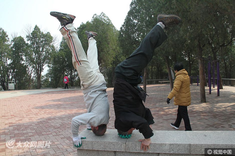 4��1�գ��ڝ���Ӣ��ɽ��ʿ�o�������һλ��Ѯ�����浹���������������˵��v���^�������ҽo��Ҏ���g����