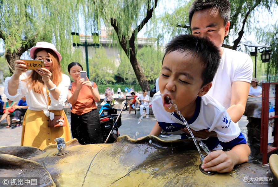 2018��7��12�գ��ڝ��Ϻڻ�Ȫ������Ȫˮֱ��c�����˕��Ȫˮ��