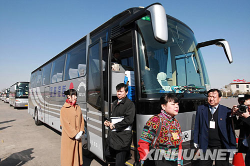 3月3日,全國政協委員乘坐車輛抵達天安門廣場。 3月3日15時,中國人民政治協商會議第十一屆全國委員會第一次會議將在北京人民大會堂開幕。 新華社記者 龐興雷攝