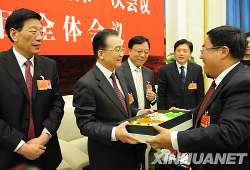 3月6日,中共中央政治局常委、國(guó)務(wù)院總理溫家寶參加十一屆全國(guó)人大一次會(huì)議甘肅代表團(tuán)的審議。這是來(lái)自甘肅隴南的代表發(fā)言后向溫家寶介紹我國(guó)唯一具備規(guī)模的油橄欖產(chǎn)區(qū)的產(chǎn)品。 新華社記者李學(xué)仁攝