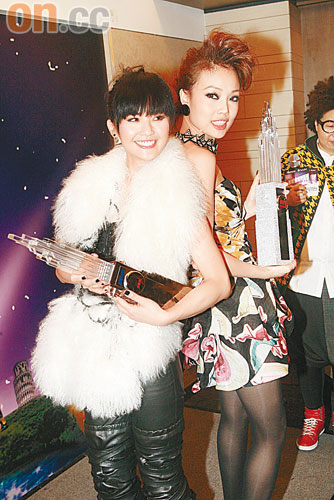 ��Sa�������ְ��ɣ����hվ�ڰ�Sa��һ߅(�D)